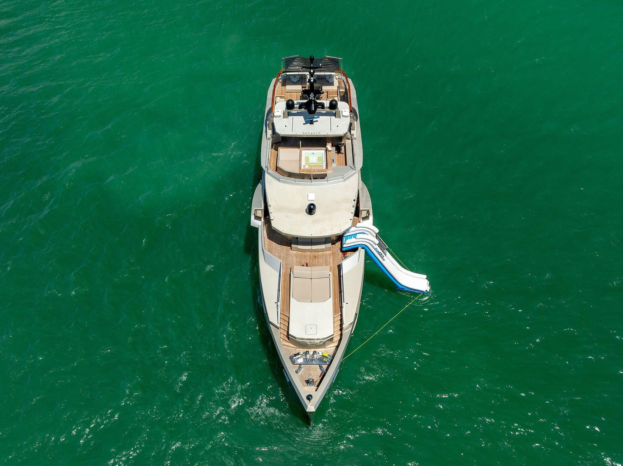 Maverick: Top-down aerial of Maverick trailing a wake
