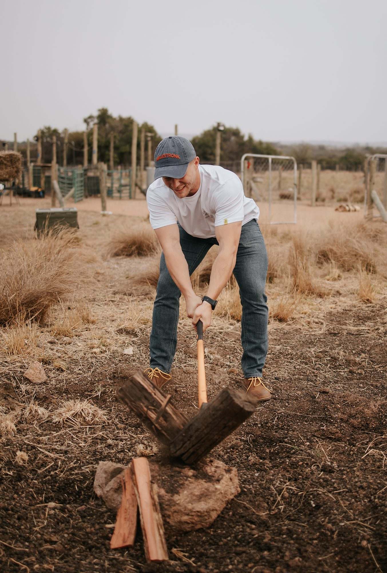 Mieliestronk: Man in a Mieliestronk tee splitting wood with an axe