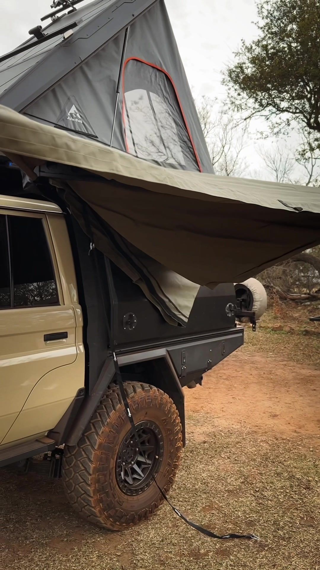 Safari Outdoor: Off-road vehicle with its rooftop tent opened in the bush